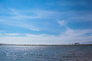 Gölün güzel manzaralarına parlak güneşli bir günde