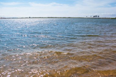 Gölün güzel manzaralarına parlak güneşli bir günde