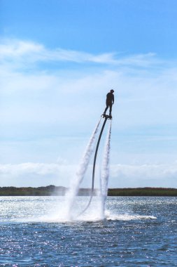 bir adam bir flyboard bir gölde güneşli bir günde tonda biniyor
