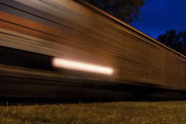 gece uzun pozlama üzerinde bir yük treni vagonlar