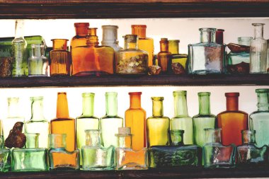 Eski çok renkli cam şişeler, retro tonda