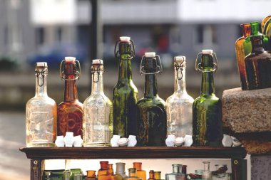 Eski çok renkli cam şişeler, retro tonda