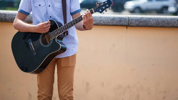 Young Guy Playing Acoustic Guitar City Street — Stock Photo, Image