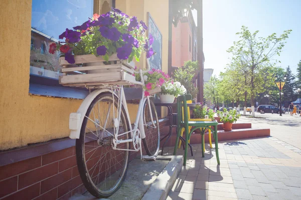 Украшенный Велосипед Улице Рядом Стеной — стоковое фото