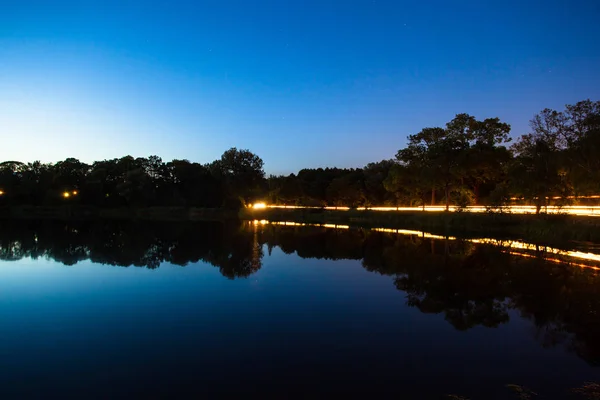 Bosque Junto Lago Atardecer Larga Exposición — Foto de Stock