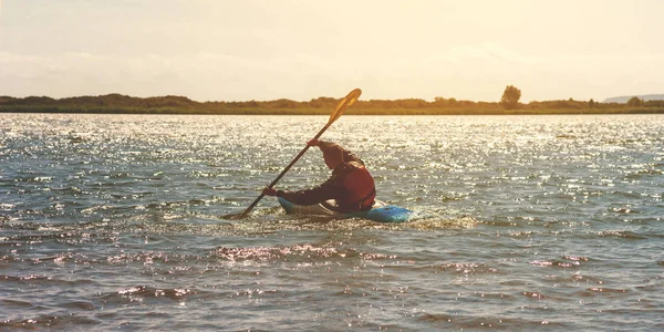 トーン湖 日当たりの良いカヤックに浮かぶ男 — ストック写真