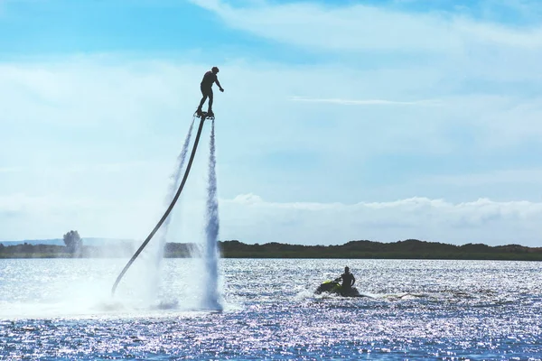 Człowiek Jest Jazda Flyboard Jeziorze Słoneczny Dzień Stonowanych — Zdjęcie stockowe