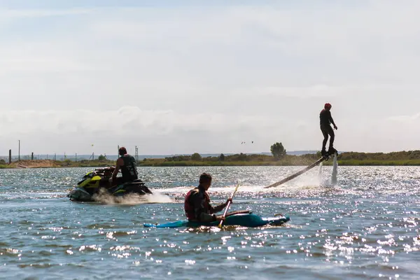 晴れた日に湖畔に Flyboard に乗っている男 — ストック写真