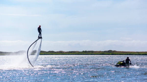 Człowiek Jest Jazda Flyboard Jeziorze Słoneczny Dzień — Zdjęcie stockowe