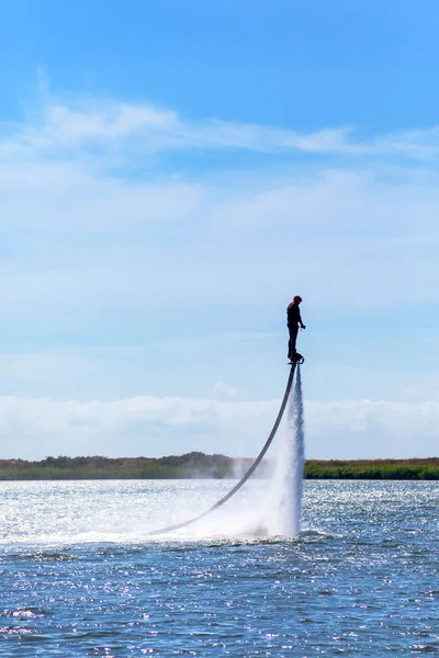 晴れた日に湖畔に Flyboard に乗っている男 — ストック写真