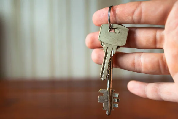 Nycklarna Till Lägenheten Dörren Mannens Hand — Stockfoto