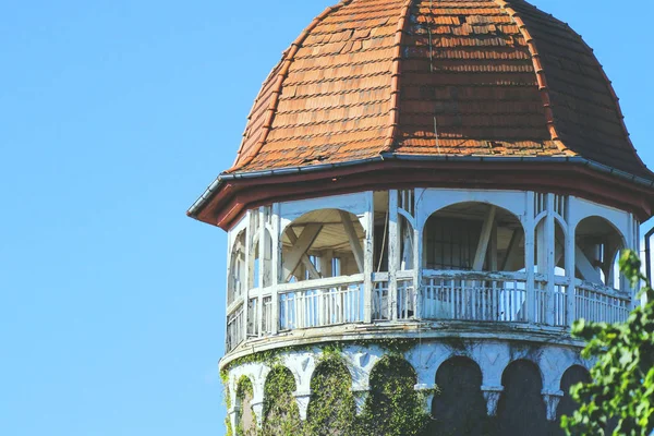 Vecchia Cupola Piastrellata Sulla Torre Retro Tonica — Foto Stock