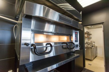 Bir restoranda pizza pişirme için modern bir fırın