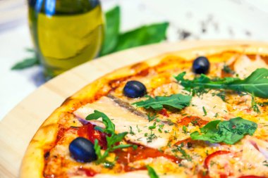 somon, zeytin ve beyaz bir tablo rucola iştah açıcı pizza yakın çekim