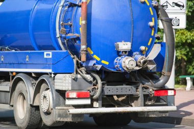 bir tanker ile büyük bir kamyonun arka görünüm