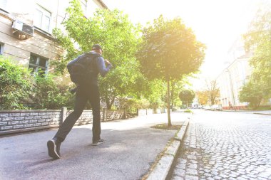 eski şehrin güneşli bir öğleden sonra sokak boyunca yürüyen turist adam tonda