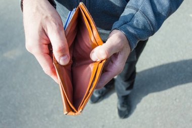 Bir adam elinde tutar ve bir cüzdan para olmadan gösterir