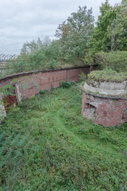 Eski Alman sur duvarları üzerinden yeşil orman arasında kırmızı tuğla