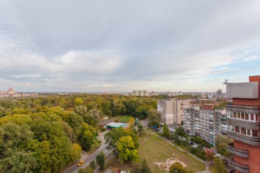 bir yükseklikten çok ağaç ile şehrin güzel manzara