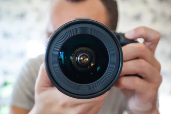 Fotógrafo Masculino Con Una Gran Cámara Profesional Mira Visor Toma —  Fotos de Stock