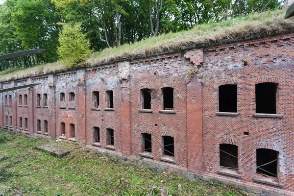 Vieilles Fortifications Allemandes Brique Rouge Parmi Forêt Verte — Photo