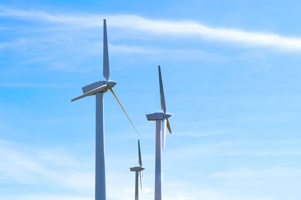 Moderna Vindkraftverk Makt Mot Den Blå Himlen Tonas — Stockfoto