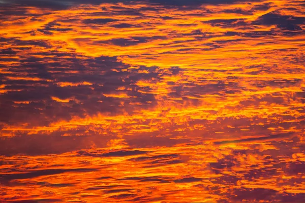 Helder Oranje Wolken Zoals Vlammen Branden Tijdens Zonsondergang Achtergrond — Stockfoto