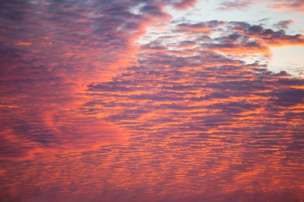 Uitzicht Een Helder Oranje Zonsondergang Met Wolken — Stockfoto
