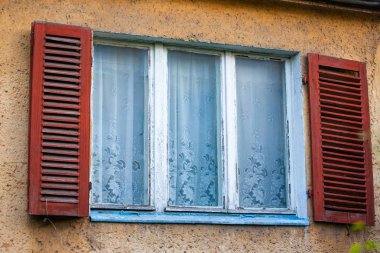 Panjurlu eski pencere