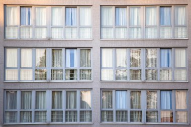 Duvardaki büyük pencereler