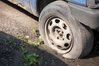 Eski bir araba düzleştirilmiş tekerlek