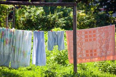 Açık havada köyde bir ip üzerinde iç çamaşırı kurur