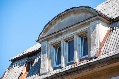 Tavan arasındaki küçük pencere