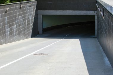 Yeraltı otoparkına giriş