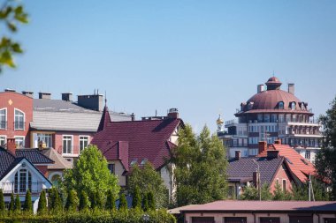 Cityscape açık güneşli gökyüzü altında
