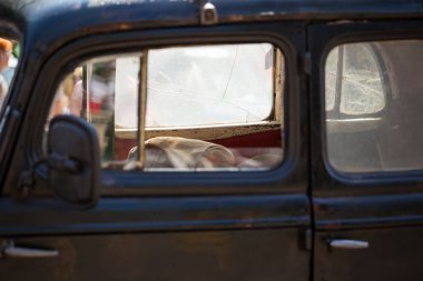 direksiyon simidi ve gösterge tablosu retro arabanın arkasında şoför görünümünü