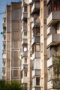 Duvar ile eski binanın içinde pencere eşiği