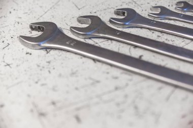 masanın üzerinde farklı boyutlarda somun anahtarları