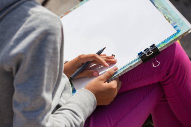 ressam kız açık havada, yakın çıkarır.