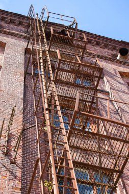 eski paslı yangın merdiveninde bir tuğla bina