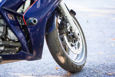 bir spor motosiklet tekerlek Islak asfalt üzerinde