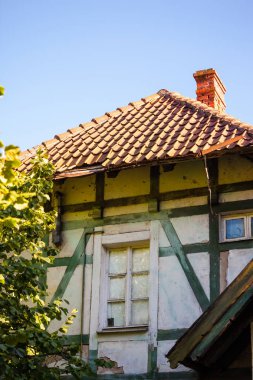 Tavan arasındaki küçük pencere