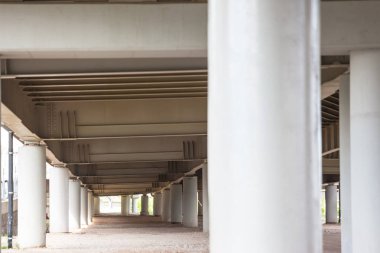 geometri Üstgeçit Köprüsü, köprü altında göster