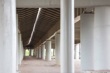 geometri Üstgeçit Köprüsü, köprü altında göster