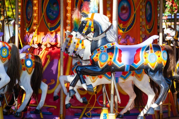 Pferde Auf Einem Karussell Einem Freizeitpark — Stockfoto