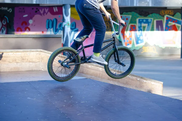 Jovem Atleta Faz Salto Bicicleta Extrema Uma Rampa — Fotografia de Stock