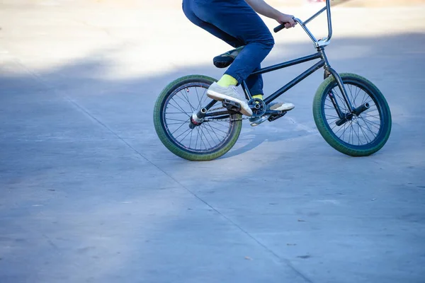 Jonge Man Met Een Sport Fiets Bereidt Springen — Stockfoto