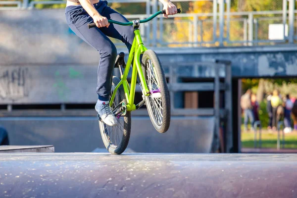 Junge Sportlerin Macht Extremsprung Auf Einer Rampe — Stockfoto