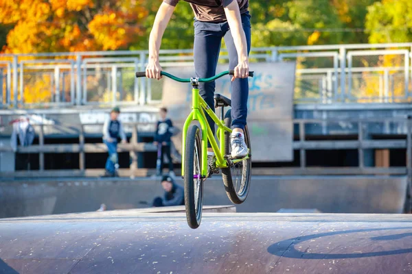 Νεαρός Αθλητής Κάνει Μια Ακραία Ποδήλατο Άλμα Μια Κεκλιμένη Ράμπα — Φωτογραφία Αρχείου
