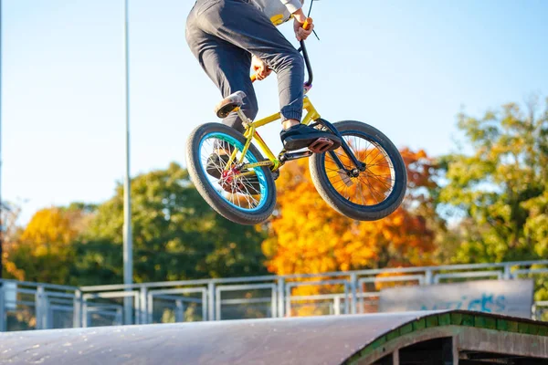 Jovem Atleta Faz Salto Bicicleta Extrema Uma Rampa — Fotografia de Stock